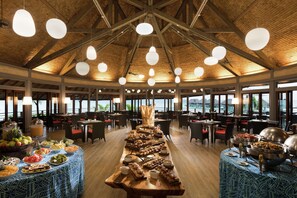 Bữa sáng buffet hàng ngày (4100 XPF/mỗi người) 