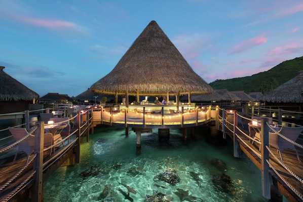 2 bars-salons, bar attenant à la piscine, bar sur la plage