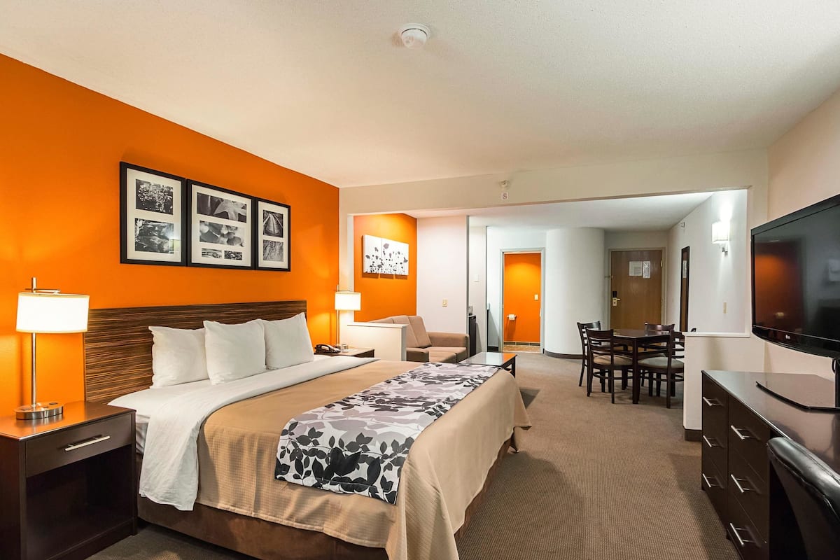 standard room | premium bedding, pillow-top beds, individually furnished, desk