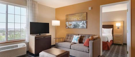 Suite, 1 letto queen, frigorifero e microonde | Una scrivania, postazione laptop, ferro/asse da stiro, Wi-Fi gratuito