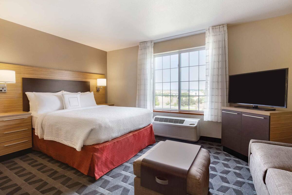 Deluxe Studio, 1 Queen Bed, Refrigerator & Microwave | Desk, laptop workspace, iron/ironing board, WiFi (free)