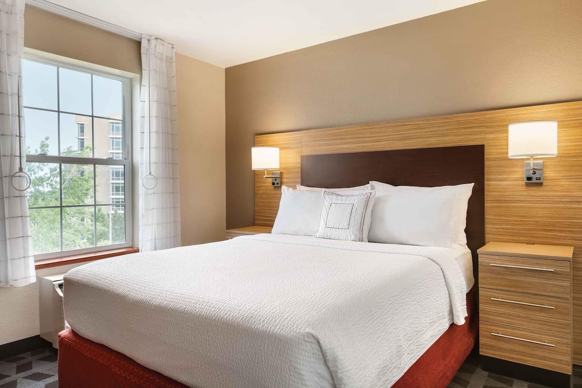 Suite, 1 Queen Bed, Refrigerator & Microwave | Desk, laptop workspace, iron/ironing board, WiFi (free)