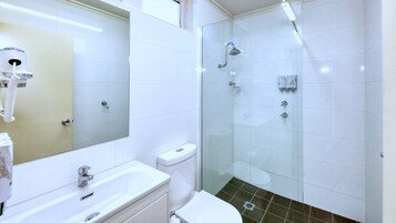 Quarto duplo luxo | Banheiro | Chuveiro, produtos de toalete grátis, chinelos, toalhas de banho