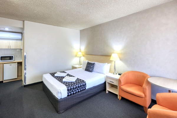 Deluxe Room, 1 Queen Bed, Non Smoking | Individually furnished, desk, laptop workspace, soundproofing