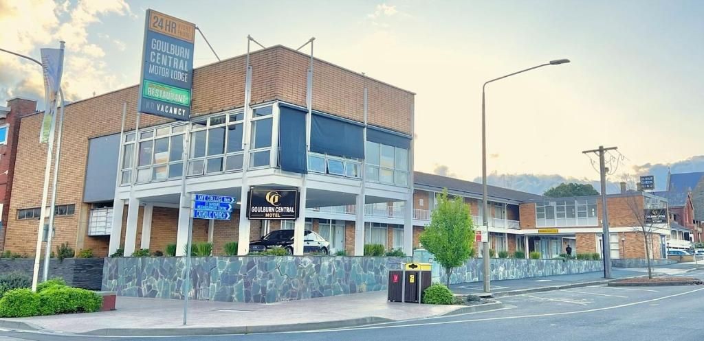 Ett hotell med en skylt som visar att det är öppet dygnet runt, en restaurang och ett motell.