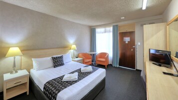 Deluxe Room, 1 Queen Bed, Non Smoking | 1 bedroom, individually furnished, desk, laptop workspace