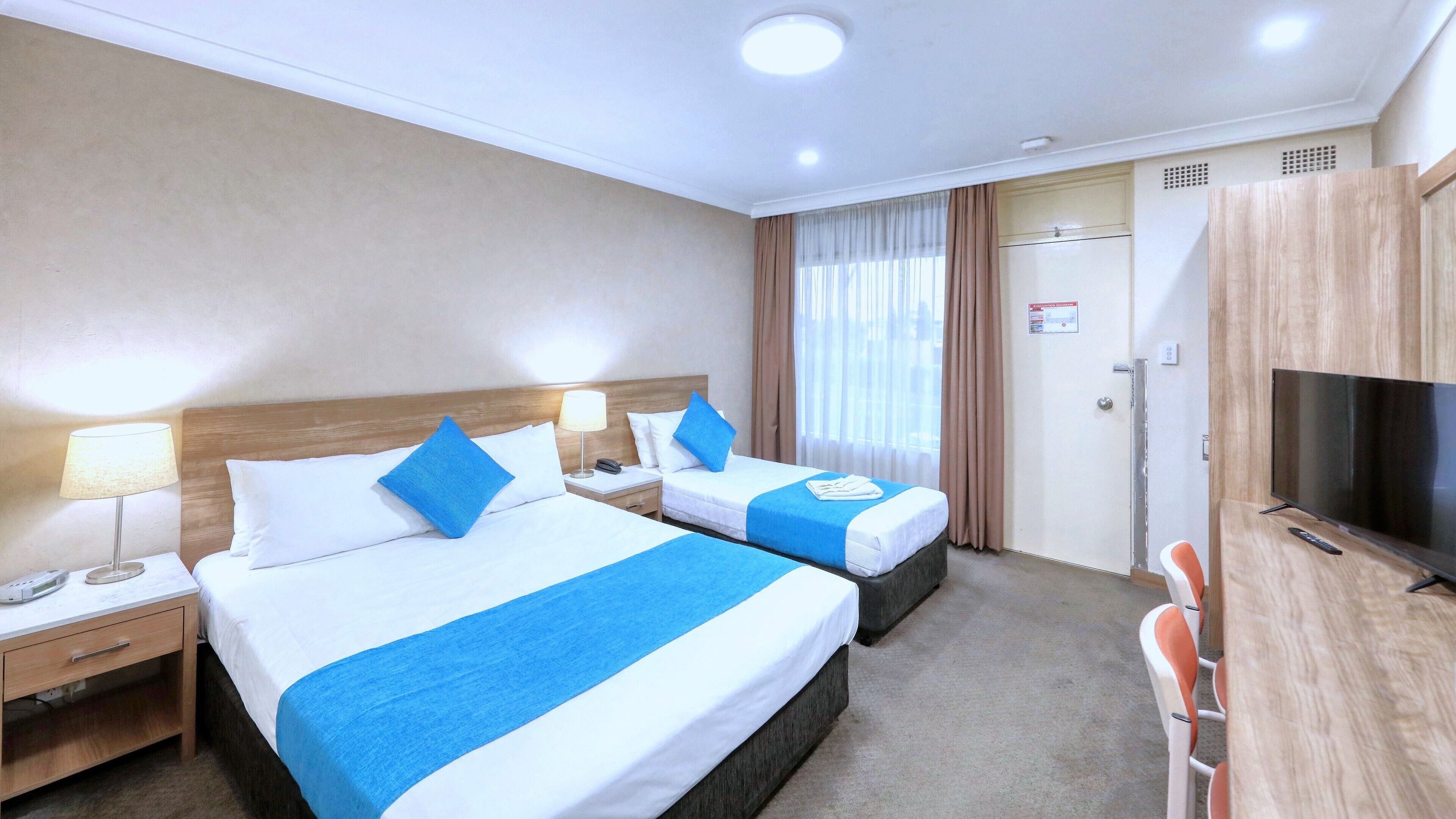 Tomannsrom – deluxe | Individuelt innredet, skrivebord, skrivebord for bærbar PC og lydisolert