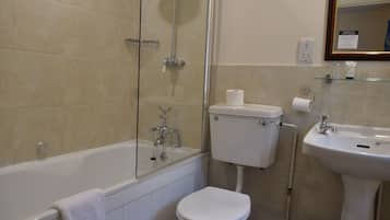 Une salle de bain avec une baignoire, des toilettes et un lavabo.