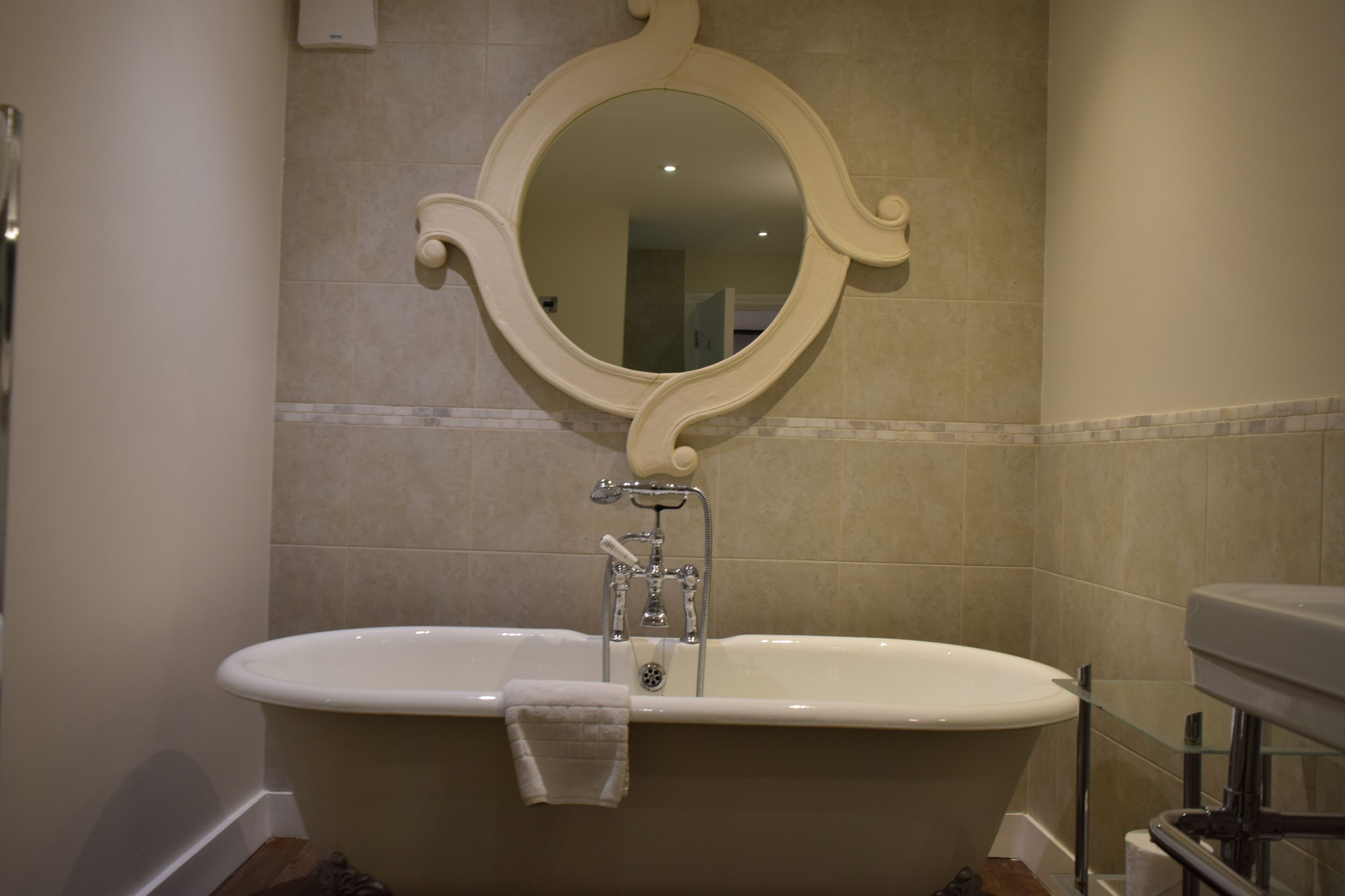 superior double or twin room, 2 single beds | bathroom | combined shower/bathtub, free toiletries, hair dryer, towels
