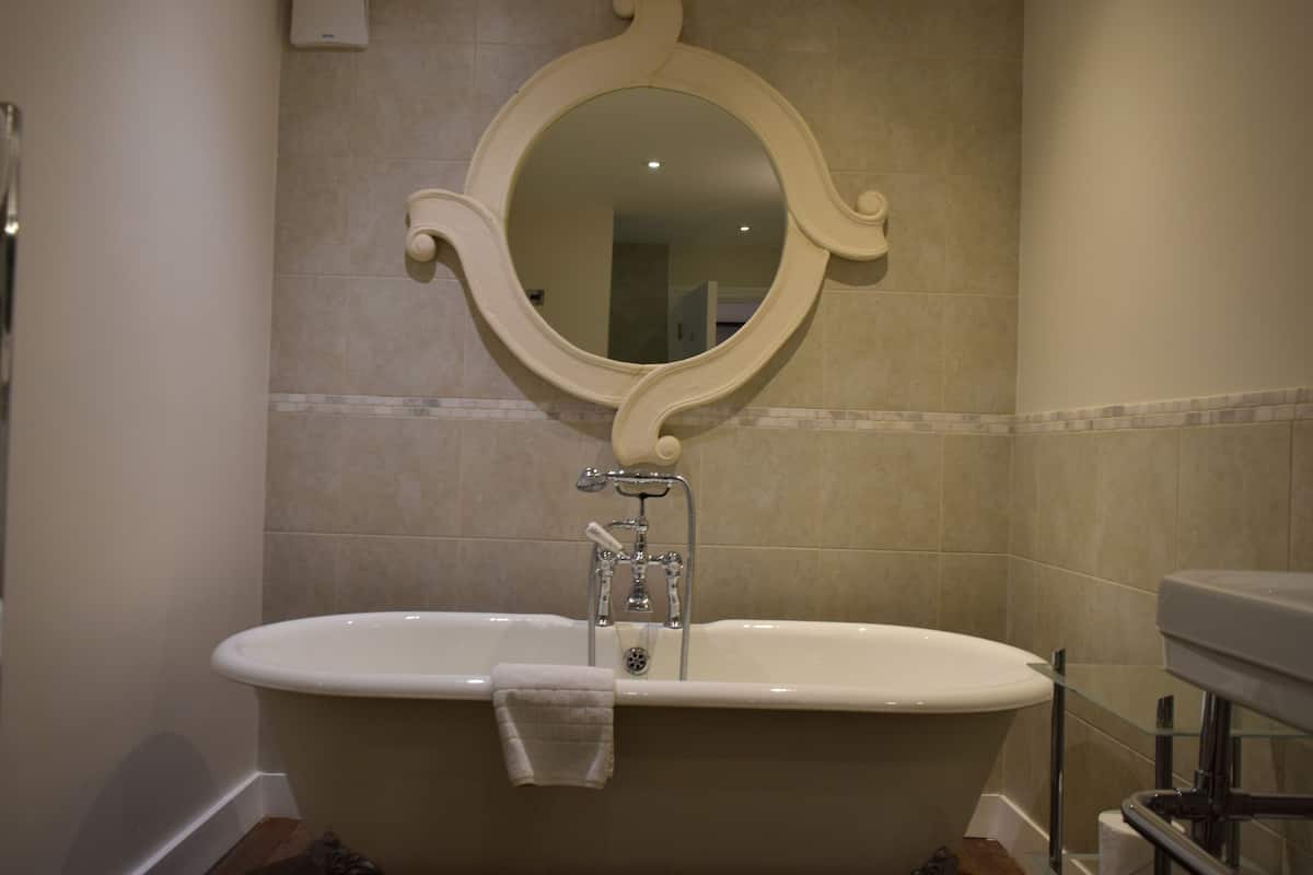 superior double or twin room, 2 single beds | bathroom | combined shower/bathtub, free toiletries, hair dryer, towels