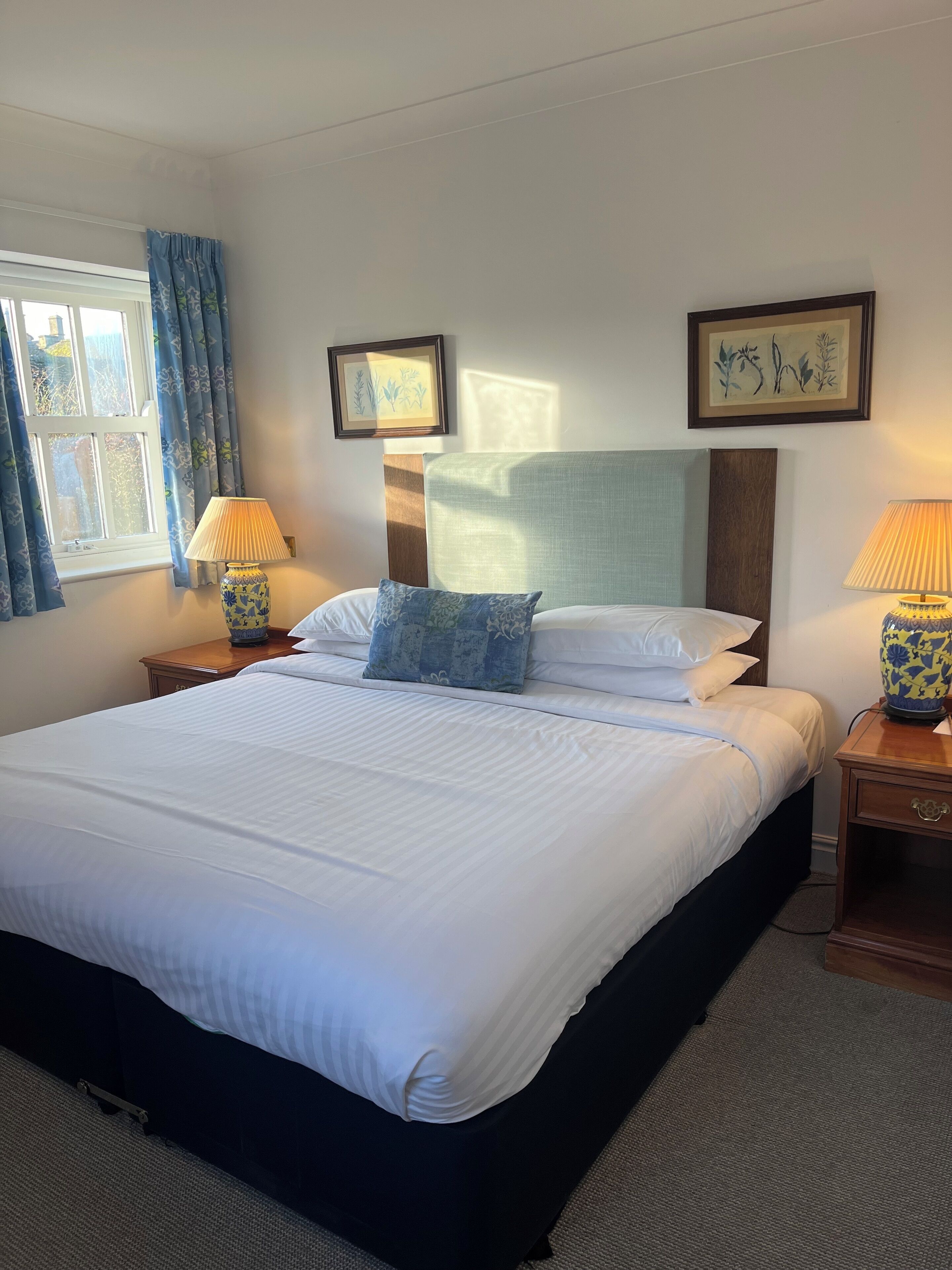 Classic Double or Twin Room | Bathroom | Combined shower/bathtub, free toiletries, hair dryer, towels