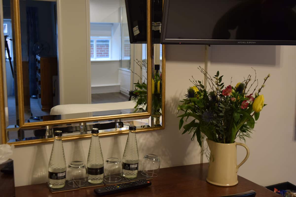 family room | 1 bedroom, in-room safe, desk, iron/ironing board