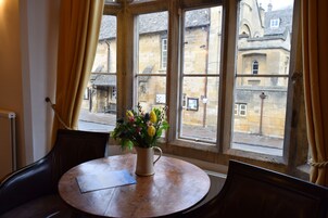 Quarto casal tradicional, 1 cama de casal | Cofres nos quartos, escrivaninha, ferros/tábuas de passar roupa