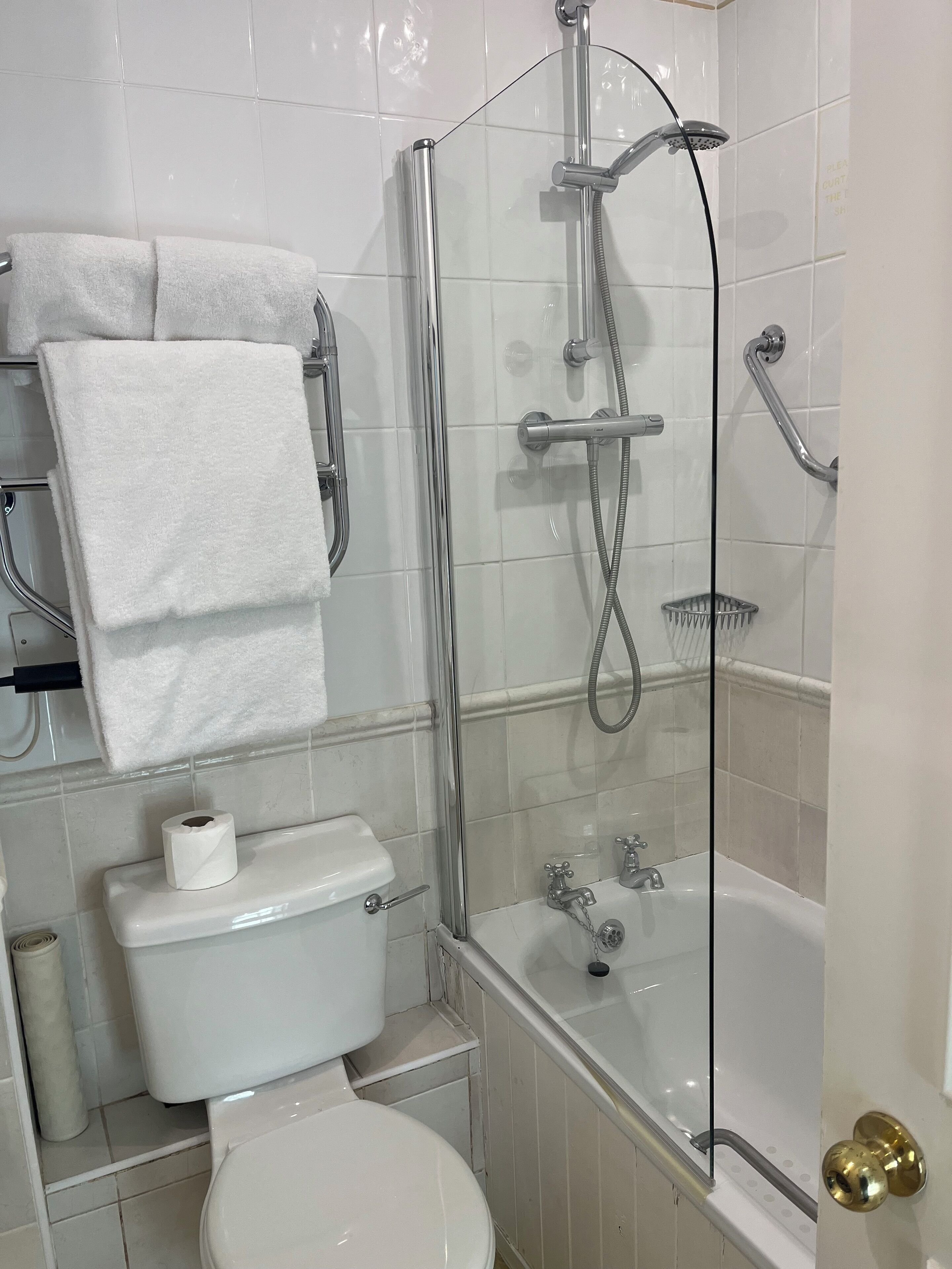 Ein Badezimmer mit Toilette, Dusche und Badewanne.