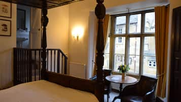 خزنة داخل الغرفة ومكتب ومكواة/لوح كي وأسرّة أطفال/رضّع (مجانًا)