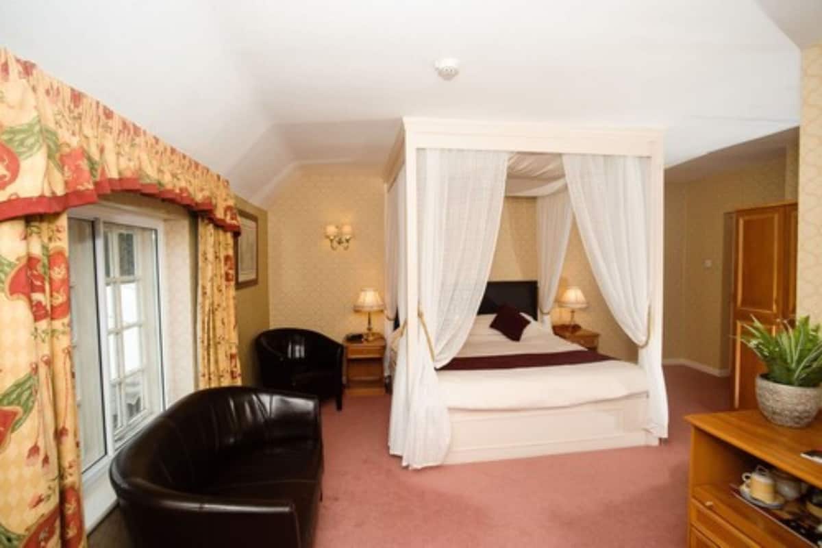 standard room | in-room safe, desk, iron/ironing board, free wifi