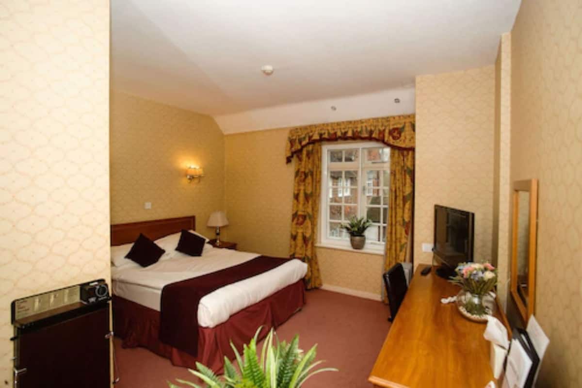 in-room safe, desk, iron/ironing board, free wifi