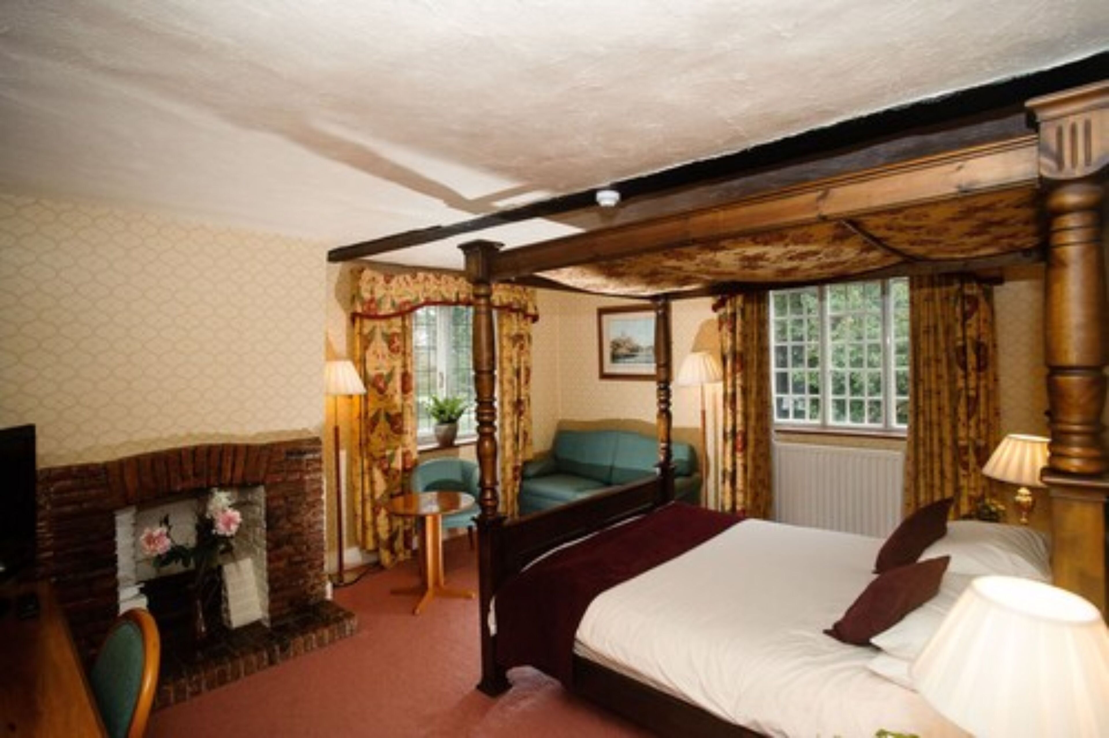 standard room | in-room safe, desk, iron/ironing board, free wifi