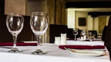 2 restaurants; breakfast, lunch and dinner served