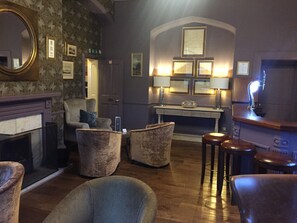 3 Bars/Lounges