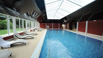 Sisäuima-allas avoinna 8.00–19.00, aurinkotuoleja