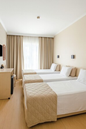 Economy Triple Room | Blackout drapes, soundproofing, iron/ironing board, free WiFi - London Hotel (Glyfada)
