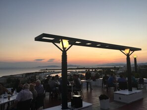 Déjeuner, dîner et souper servis sur place; cuisine méditerranéenne 