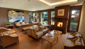 2 bars/lounges, poolside bar