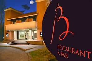2 restaurants, servant le déjeuner et le dîner; cuisine régionale
