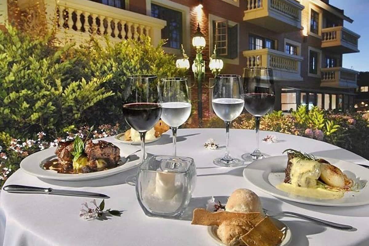 2 restaurants, breakfast, lunch, dinner served; regional cuisine