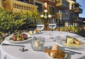2 restaurantes; se sirve desayuno, almuerzo y cena; cocina regional