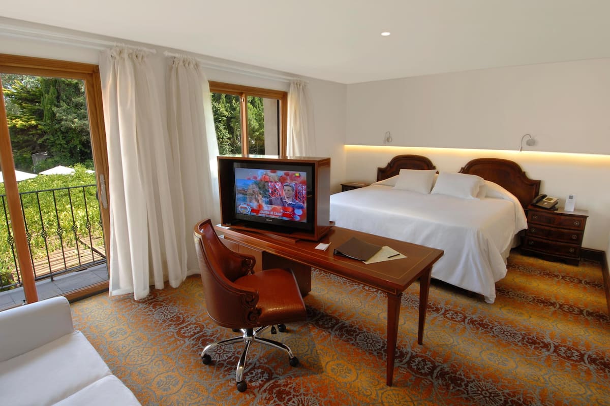 Egyptian cotton sheets, premium bedding, minibar, in-room safe