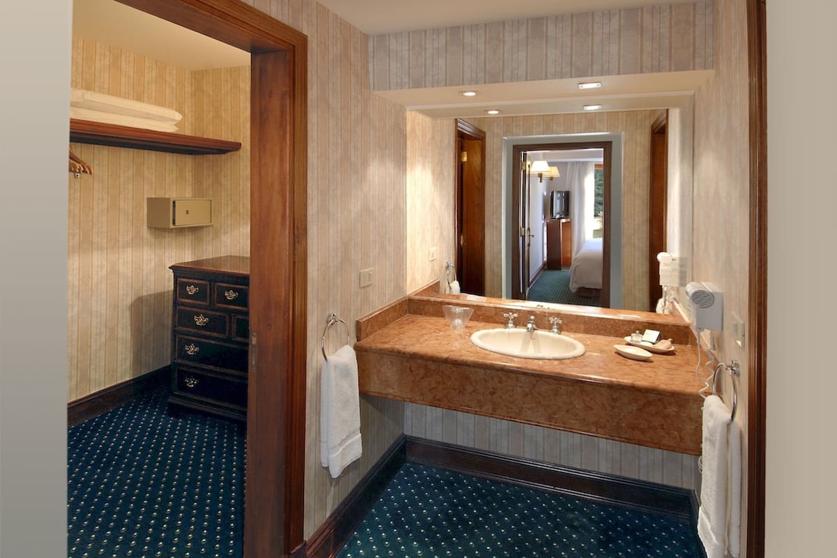 classic suite | egyptian cotton sheets, premium bedding, minibar, in-room safe