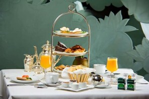 2 restaurantes; se sirven desayunos, almuerzos, cenas y cocina regional