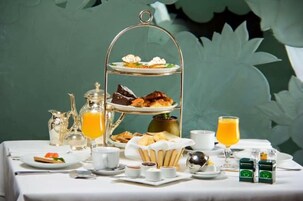 2 restaurantes; se sirve desayuno, almuerzo y cena; cocina regional