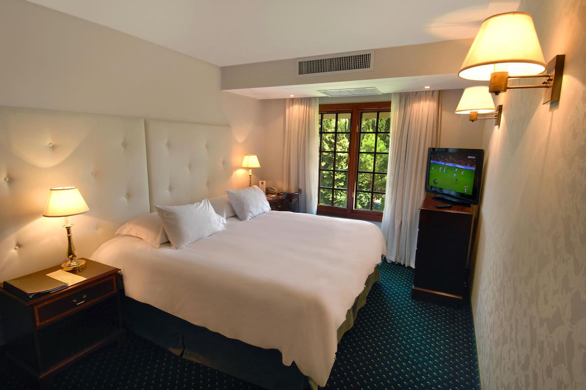 Egyptian cotton sheets, premium bedding, minibar, in-room safe