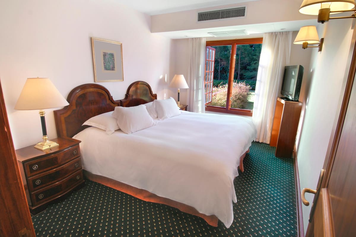 Egyptian cotton sheets, premium bedding, minibar, in-room safe