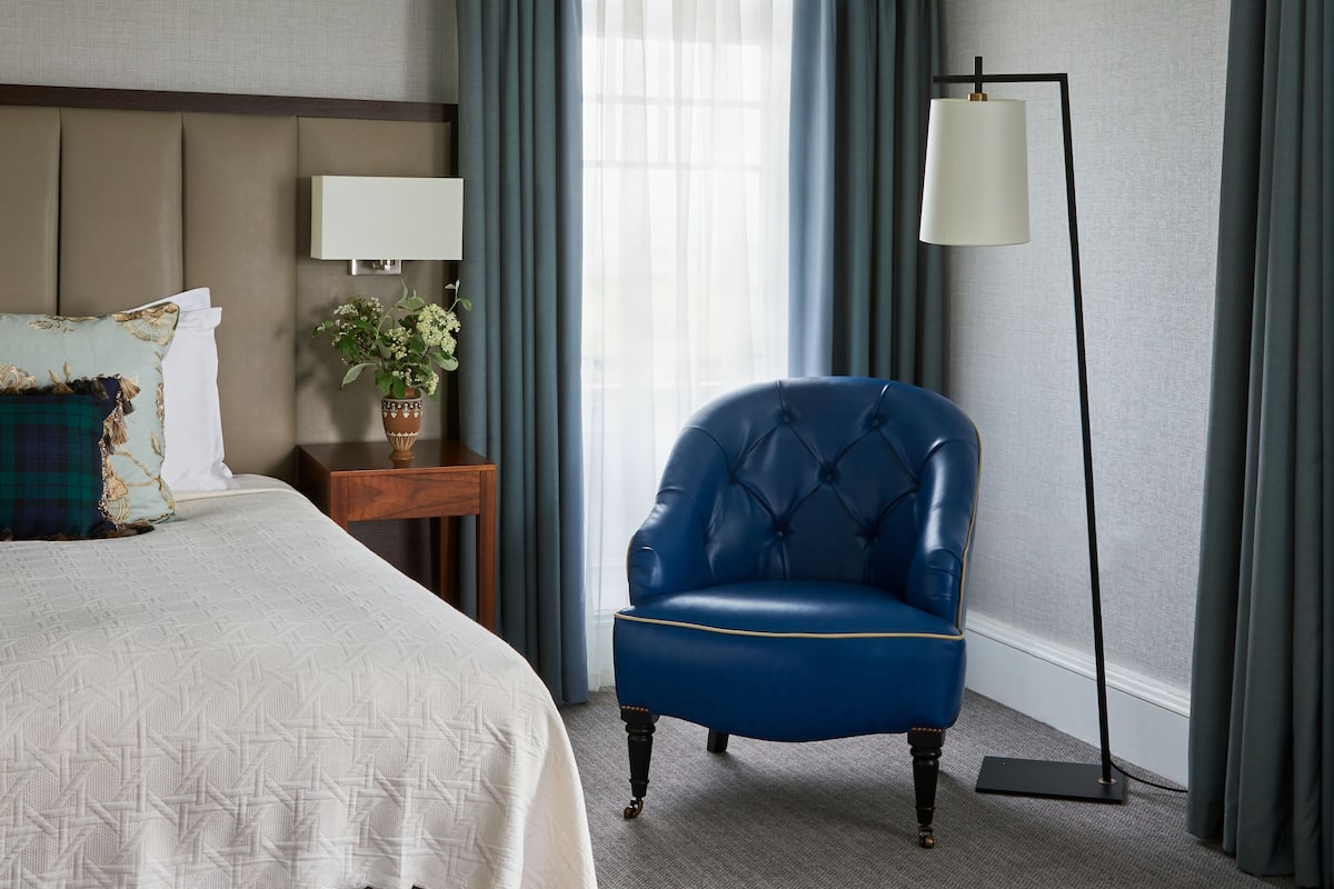 Classic Room, 1 King Bed (Classic King or Twin) | Premium bedding, minibar, in-room safe, desk