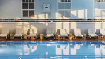 Indoor pool, sun loungers