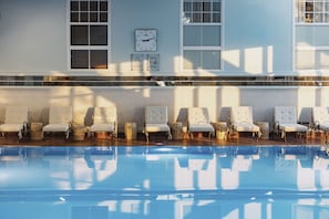 Piscine couverte, chaises longues