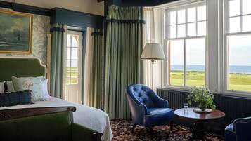 Junior Suite, 1 Katil Raja (King), Sea View (Marine Sea View Junior Suite) | Peralatan tempat tidur premium, bar mini, peti besi dalam bilik, meja