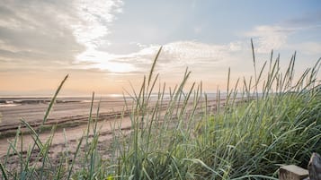 På stranden