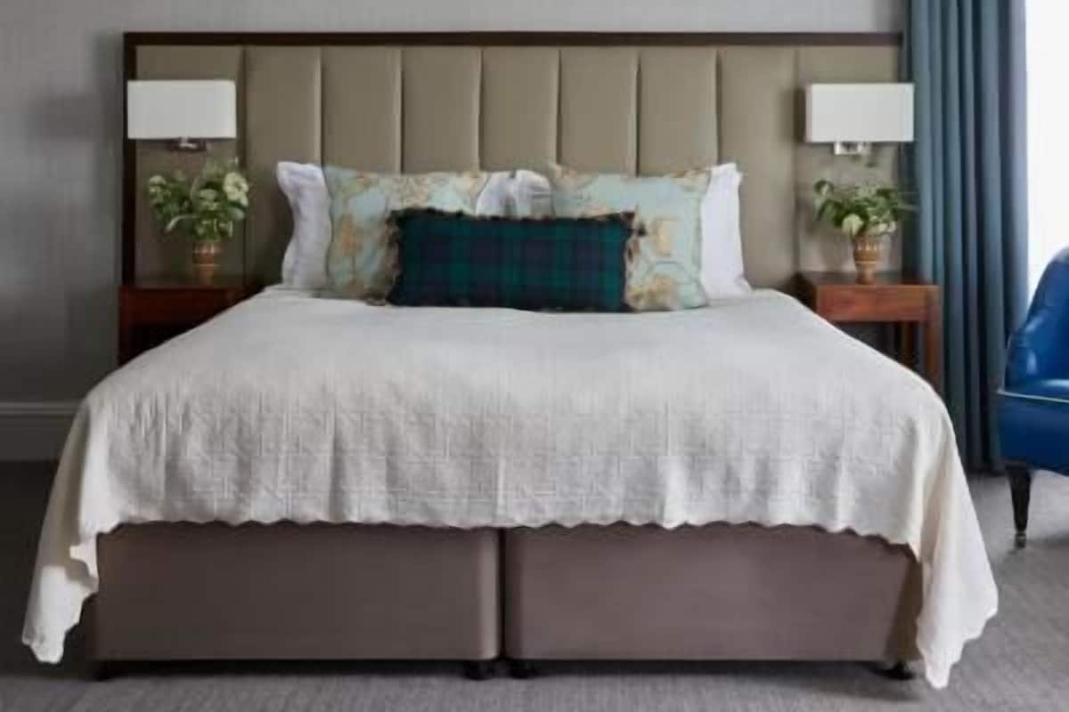 Premium bedding, minibar, in-room safe, desk