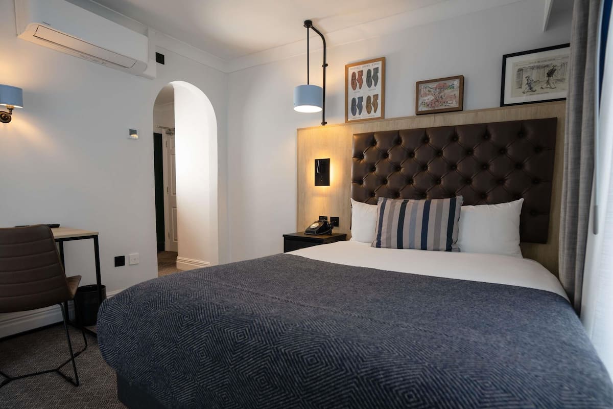 Chambre Simple Classique | Bureau, espace de travail pour ordinateur portable, rideaux occultants