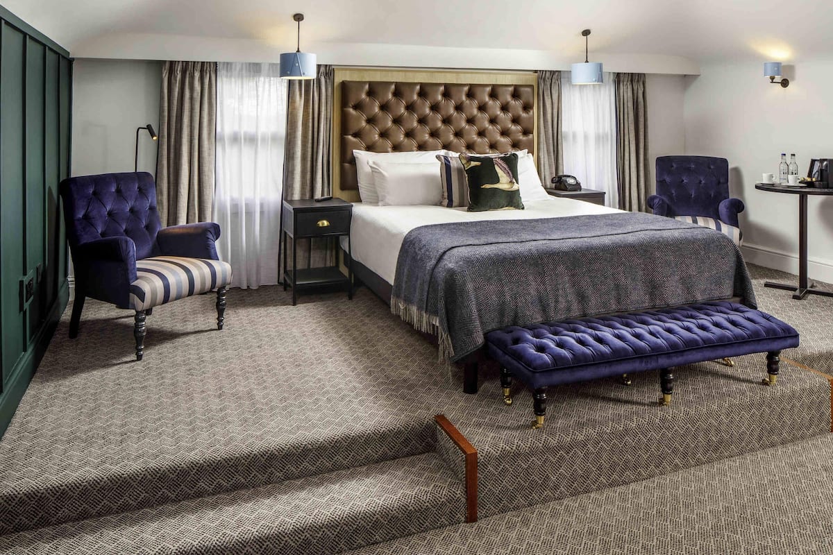 Privilege, Room, 1 King Bed | Desk, laptop workspace, blackout drapes, iron/ironing board