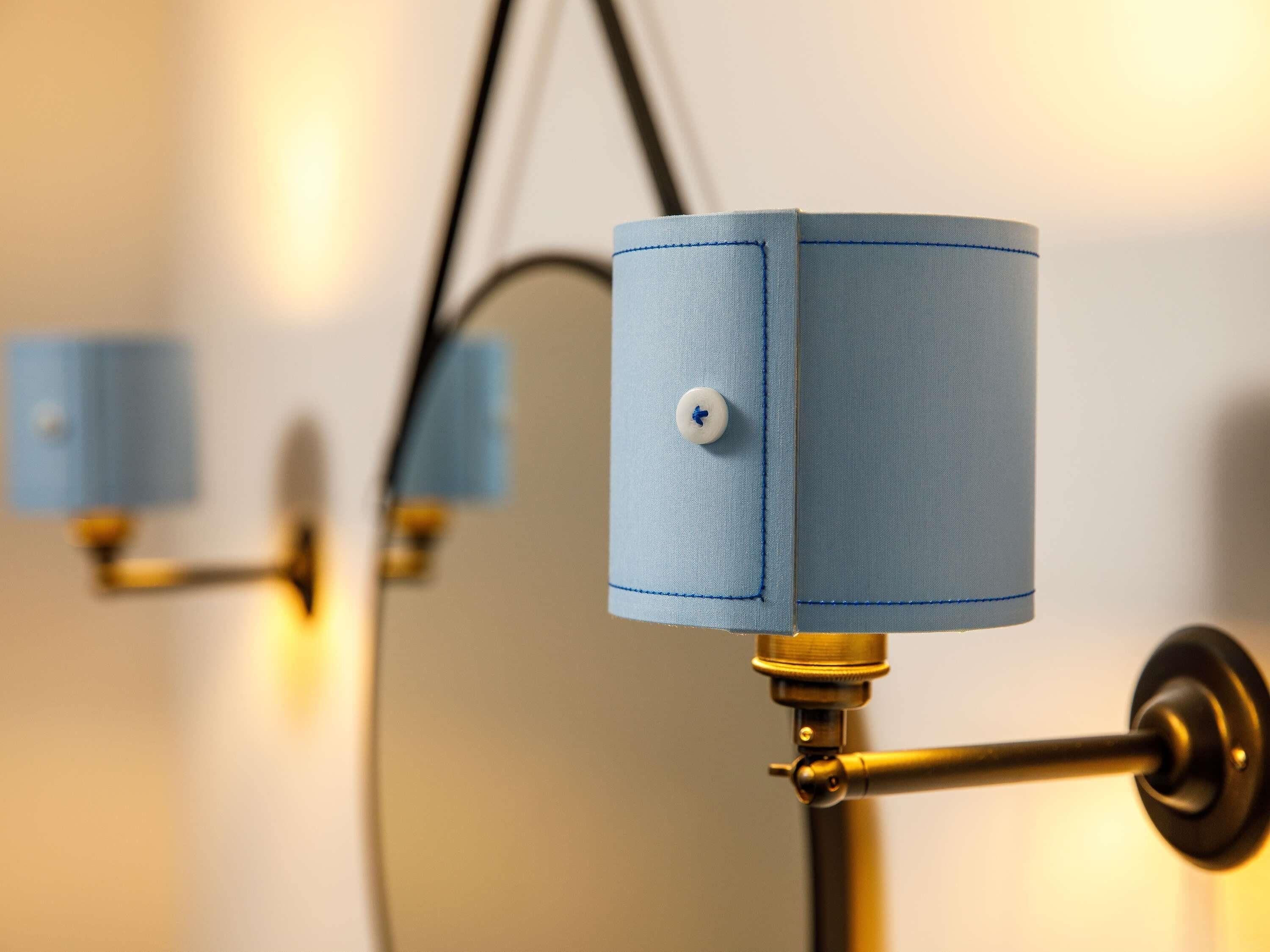 Escritorio, espacio para trabajar con laptop y cortinas blackout 