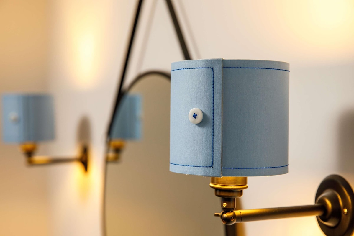 Escritorio, espacio para trabajar con laptop y cortinas blackout