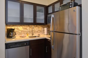 Refrigerador con freezer, microondas, placa de cocina, lavavajillas