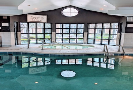Una piscina techada. Staybridge Suites Indianapolis-Fishers by IHG