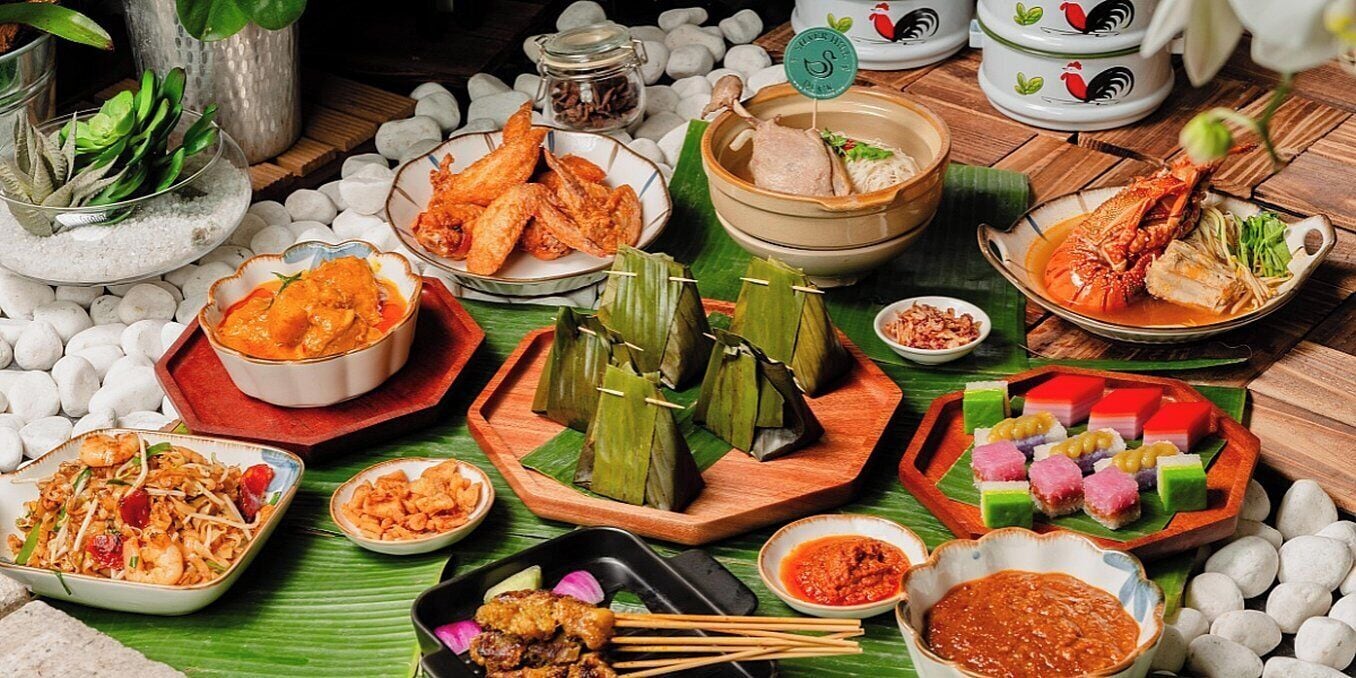 Variedad de platos y productos alimenticios tradicionales presentados sobre una mesa de madera.